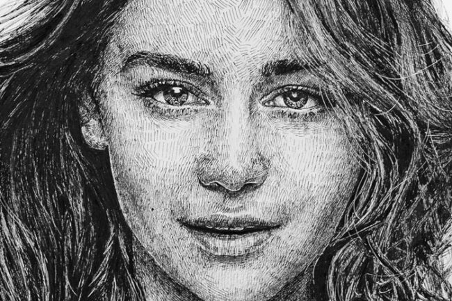 Detailreiche Schwarz-Weiß-Tuschezeichnung eines jungen Frauengesichts mit schulterlangem, welligem Haar und einem sanften, direkten Blick. Das Portrait der Schauspielerin namens Emilia Clarke. Die feinen Tuschestriche verleihen dem Bild eine intensive Textur und fangen die sanfte Anmut der Frau ein.